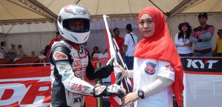 Wawan Hermawan memberikan bendera kemenangan kepada istri alm Deny triyugo