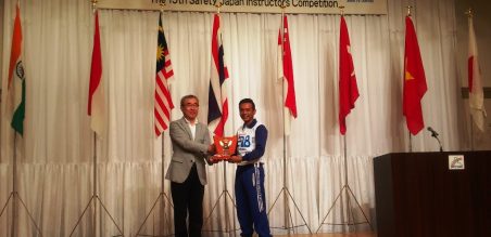 Rainbow Motor School Co.Ltd. President Managing Direcor Haruki Nagata menyerahkan penghargaan kepada juara pertama kelas 125 cc kompetisi The 15th Safety Japan Instructors’Competition 2014 M. Adi Sucipto di Jepang (27/9)