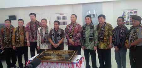 Tomoki Uchida, President Director HPM (lima kanan) beserta Ang Hoe Tiong, Presdir HSC(empat kanan) saat peresmian diler Honda Kupang Indah