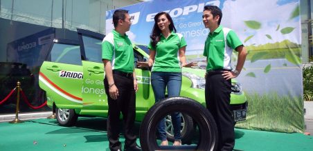 Sales and Marketing Director of PT Brigestone Tire Indonesia, Yasuhiro Ukegawa (kanan) berbincang dengan Sales and Marketing Assisten Director of PT Brigestone Tire Indonesia, Frankie Paduli(kiri) usai menyambut tim Ecopia go Indonesia