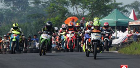 Para pembalap MP5 memacu kendaraanya di Sirkuit Bukit Peusar, Tasimalaya