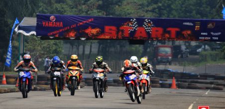 Pertarungan pembalap di kelas MP1 pada Final Road Race Sumber Production 2014