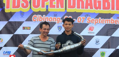 salah satu penonton yang beruntung mendapatkan knalpot dari RMG Racing