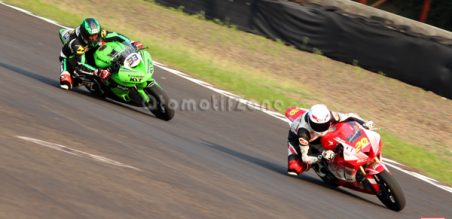 Pertarungan Dimas Eky P dan Yudhistira di race 1 Supersport 600cc
