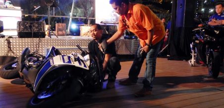 Ilham Wahyudi, GM Service STSJ (bawah) memberi contoh bagaimana mengangkat R25 saat terjatuh