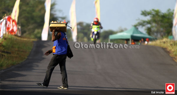 pedagang asonganpun santainya menyebrang saat race berlangsung