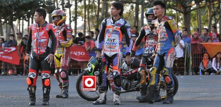 Akibat ceceran oli dilintasan, banyak pembalap tidak bisa melanjutkan balap