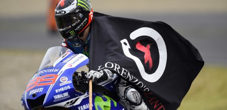 Lorenzo mampu melakukan start dengan baik 