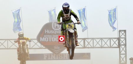 Doni Tata Pradita (5) mengasapi lawan-lawannya