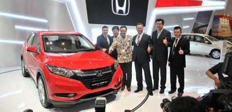 (ki-ka) Ang Hoe Tiong (Presdir HSC,) Rudy Surjanto (Direktur HSC), Syaifullah Yusuf (Wagub Jatim), Tomoki Uchida (Presdir HPM), Jonfis Fandy (Marketing&Aftersales Director HPM), Wendy Miharja (GM HSC) saat pembukaan POS 2014