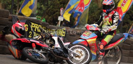 salah satu pembalap terjatuh saat sesi kualiikasi