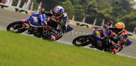 Pertarungan Sudarmono dan Florianus Roy di Indoprix 2014 Seri 3 Sentul 
