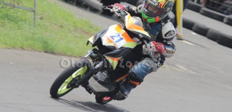 Wiwi Mungil ikut di event road race dan drag bike
