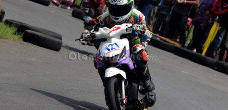 pembalap wanita memacu Honda Beat di kelas Matic 115cc STD Khusus Wanita
