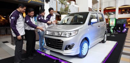 Presiden Direktur PT United Motors Centre (UMC) selaku diler utama mobil Suzuki wilayah Jatim, Michael Mardanus (dua kanan) bersama Area Sales Manager PT Suzuki Indomobil Sales (SIS) wilayah Jatim, Yogyakarta, dan Jawa Tengah, Indra Andianto (kanan)