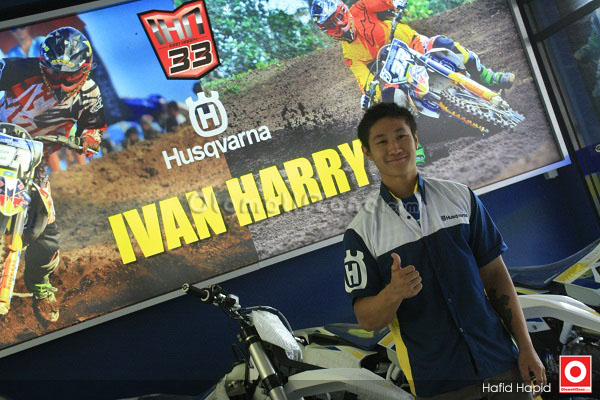 Ivan Harry dan deretan motor Husqvarna baru.