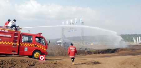Mobil Pemadam Kebakaran menyiram sirkuit setiap selesai race, agar debu tidak terlalu tebal