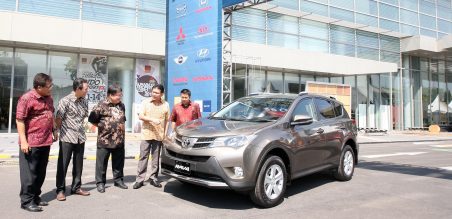 Petinggi Toyota, saat memperkenalkan Toyota RAV4, SUV Modern di ajang Pameran Otomotif Surabaya (POS)