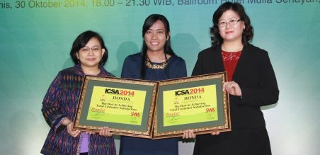 Public Relations Manager AHM Rina Listiani (tengah) menerima penghargaan Indonesian Customer Satsifaction Award 2014 yang diserahkan oleh Research Director Frontier Consulting Group Silvia Renate (kanan) dan Wakil Pemimpin Usaha Majalah SWA Zetta saraswati (kiri)