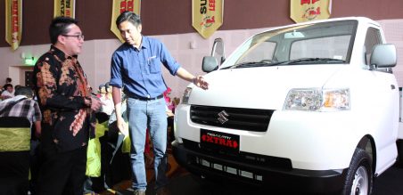 Area Sales Manager PT Suzuki Indomobil Sales (SIS) wilayah Jatim, Yogyakarta, dan Jawa Tengah, Indra Andianto sedang menjelaskan kepada salah satu calon pembeli di sela acara Malam Kumpul Akbar Wirausahawan Pickup