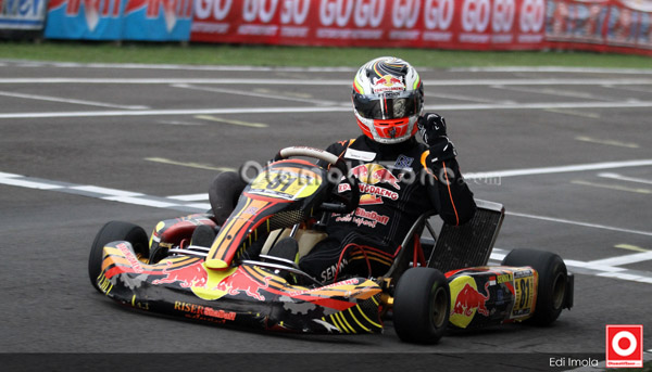 aksi Senna SN saat juara gearbox digenggamannya
