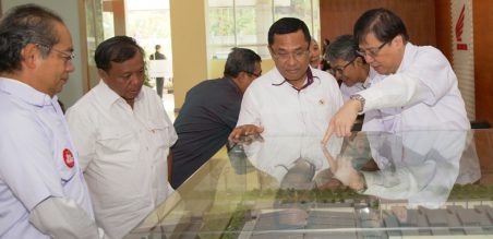 President Director AHM, Toshiyuki Inuma  bersama dengan (kanan) Executive Vice President Director AHM, Johannes Loman  menjelaskan maket pabrik baru AHM kepada Menteri Perindustrian, Saleh Husin dan  Sekretaris Jenderal Kementrian Perindustrian Ansari Bukhari