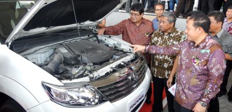 (ki-ka) Direktur Administrasi TMMIN,Bob Azam, Mantan Menteri Pendidikan Nasional Kabinet Indonesia Bersatu II,Mohammad  Nuh, dan Direktur Korporat dan Hubungan Eksternal TMMIN,Made Dana Tangkas saat meninjau donasi mobil Fortuner