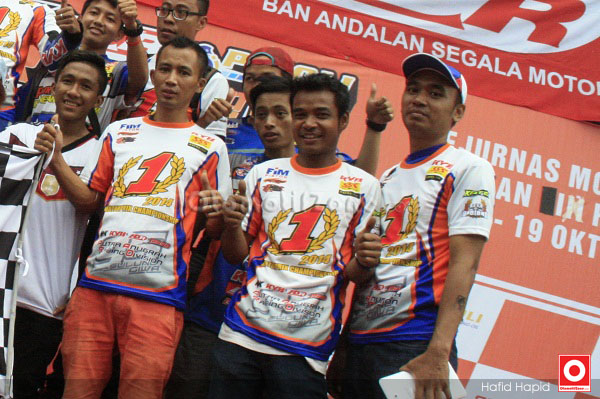 Joko Beles(celana orange), patah dikedua kaki.
