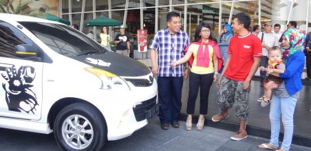 General Manager Corporate Planning dan Public Relation PT Toyota Astra Motor (TAM), Widyawati Soedigdo (dua kiri) saat berbincang dengan salah satu peserta Avanza Pop You Up