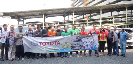 Peserta Avanza Pop You Up foto bersama di Ciputra World Surabaya