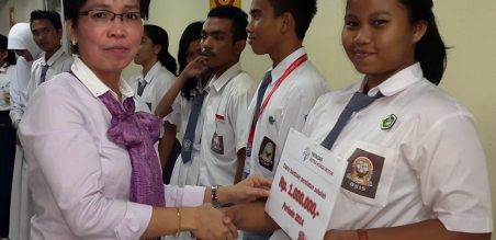 Pengurus YAHM Rita Prajitno menyerahkan beasiswa kepada salah satu siswi program Sekolah Satu Hati di kantor pusat AHM, Sunter (24/11).