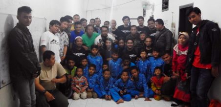 Komunitas R Series foto bersama dengan anak-anak Panti Asuhan Ibnu Sina