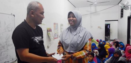Perwakilan Yamaha R Series memberikan bantuan uang tunai kepada kepala Panti Asuhan Ibnu Sina