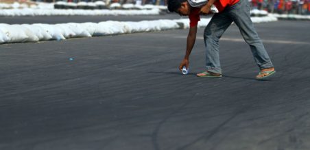sampah berserakan di lintasan balap sangat mengganggu