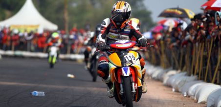 pembalap harus pintar berkelit hindari botol bekas