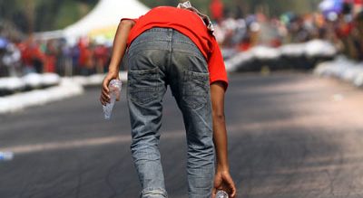 petugas rajin memunguti sampah