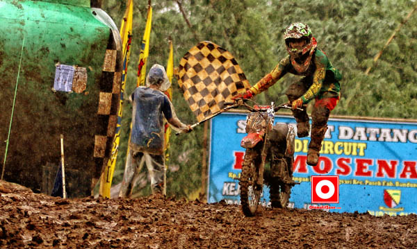 selebrasi kemenangan Aldi saat menjadi jawara Kejurda Grasstrack IMI Jabar 2014