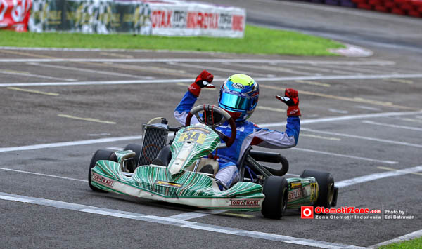 Prassetyo Hardja Juara kelas Junior seri 3 kejurnas eshark karting 2014