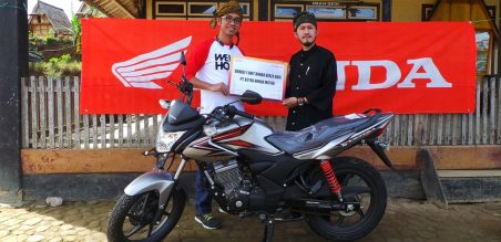 AHM menyerahkan donasi sepeda motor tersebut untuk mendukung pemantauan pohon-pohon yang telah ditanam di kawasan penghijauan area Taman Nasional Gunung Halimun Salak.