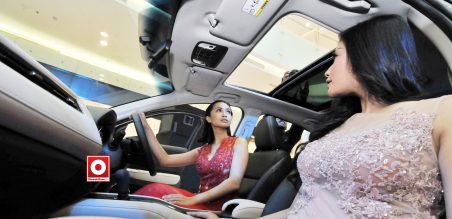 Dua model berpose di dalam Honda HR-V 1.8L Prestige yang dilengkapi Panoramic Sunroof. 