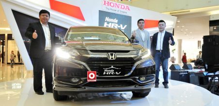 Rudy Surjanto, Director HSC(kiri), Ang Hoey Tiong, Presdir HSC(tengah), Wendy Miharja, GM HSC(kanan) saat Price Announcement Honda HR-V di Ciputra World Surabaya