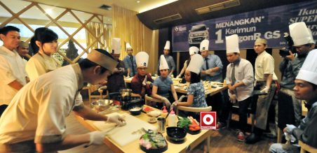Para jurnalis serius mengikuti Cooking Class di Sushi Tei Tunjungan Plaza Surabaya