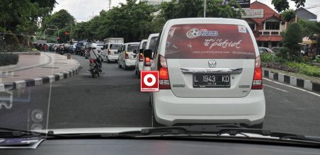 Konvoi peserta Media City Tour keliling kota Surabaya