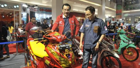 Presdir PT Mitra Pinasthika Mulia (MPM) Suwito(kiri) meninjau langsung motor modifikasi ditemani Senior Manager Brand Activation Department PT AHM, Judhy Gautama