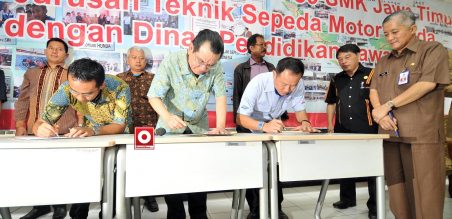 Tomoki Uchida Presdir HPM, (kiri) beserta Kepala Sekolah SMKN 10 Malang melakukan penandatanganan MoU dengan SMKN 10 Malang disaksikan Jonfis Fandy,Director of Marketing and Aftersales Services HPM(tiga kiri), Ang Hoey Tiong, Presdir HSC(dua kiri) dan Rudy Surjanto, Director HSC(kiri)
