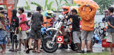 Demi keselamatan pembalap, balap dihentikan sementara, mengingat hujan yang cukup deras