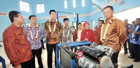 Para petinggi HPM dan HSC meninjau lab praktikum SMKN 10 Malang