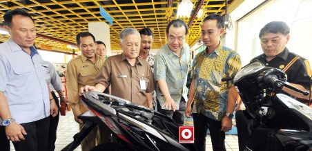 Presdir MPM, Suwito(tiga kanan) menjelaskan teknologi Honda kepada Kepala Dinas Pendidikan Jawa Timur, Harun (tiga kiri)