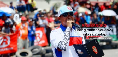 Gaya MC Aris saat balap