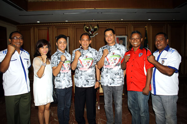 David foto bersama kedua orang tua, Gubernur, pengprov dan perwakilan club otomotif Maluku